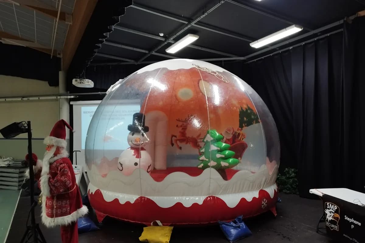 Marché de Noël : attirez les familles avec une Boule à Neige géante